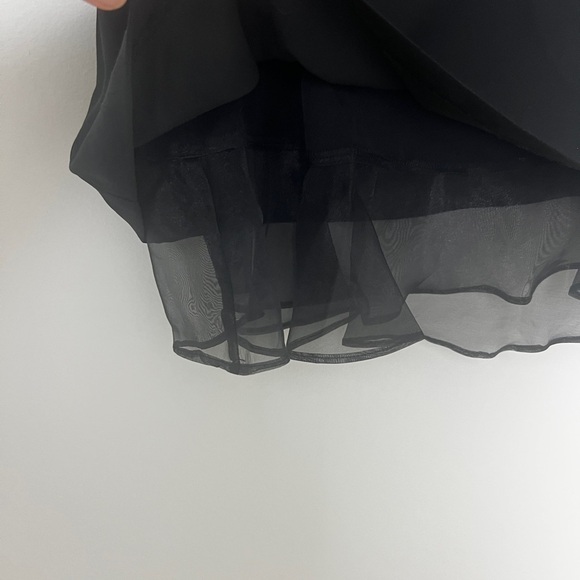 NEW ASOS Black Chiffon Ruffle Hem Short Sleeve Feminine Blouse Top US 4 - Picture 6 of 10